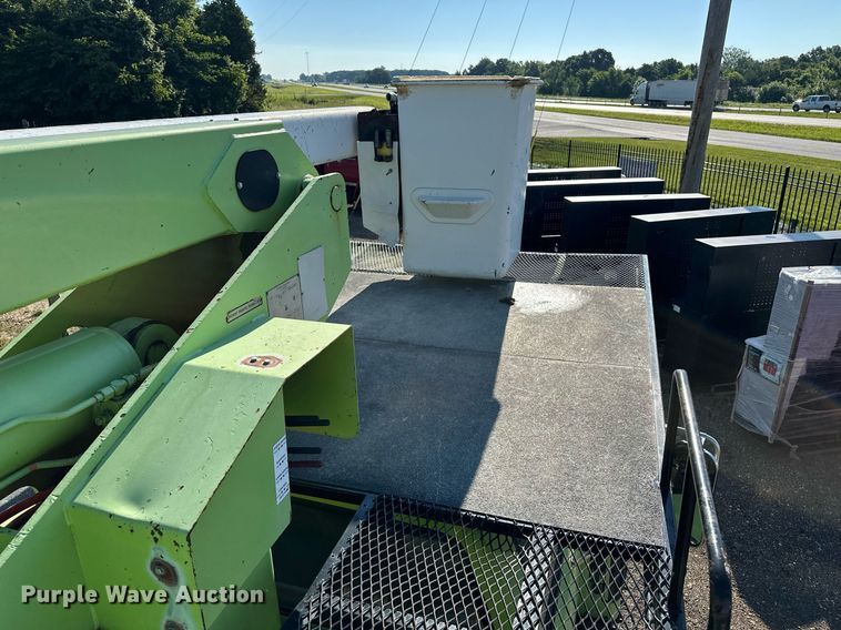 image for item EN3963 2000 GMC C7500 forestry bucket truck