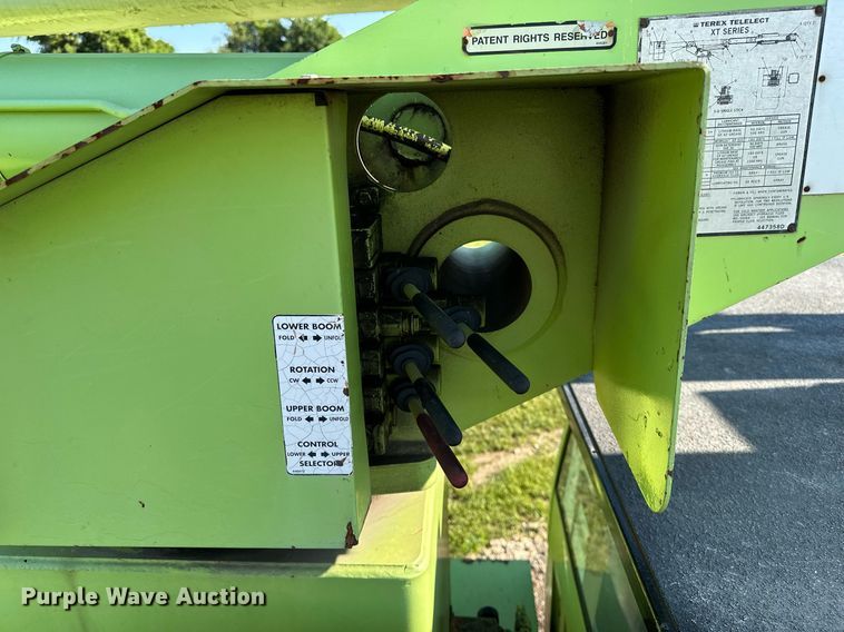 image for item EN3963 2000 GMC C7500 forestry bucket truck