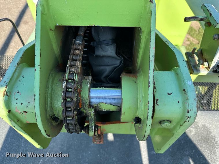 image for item EN3963 2000 GMC C7500 forestry bucket truck