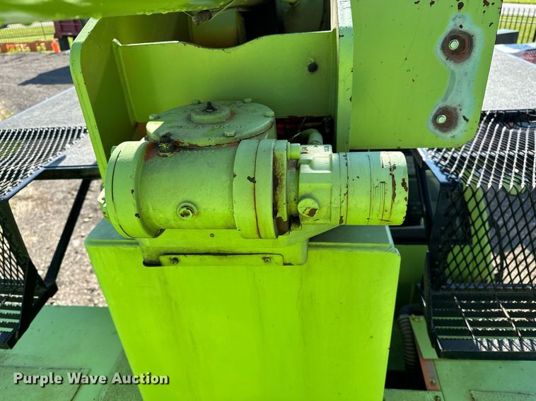 image for item EN3963 2000 GMC C7500 forestry bucket truck