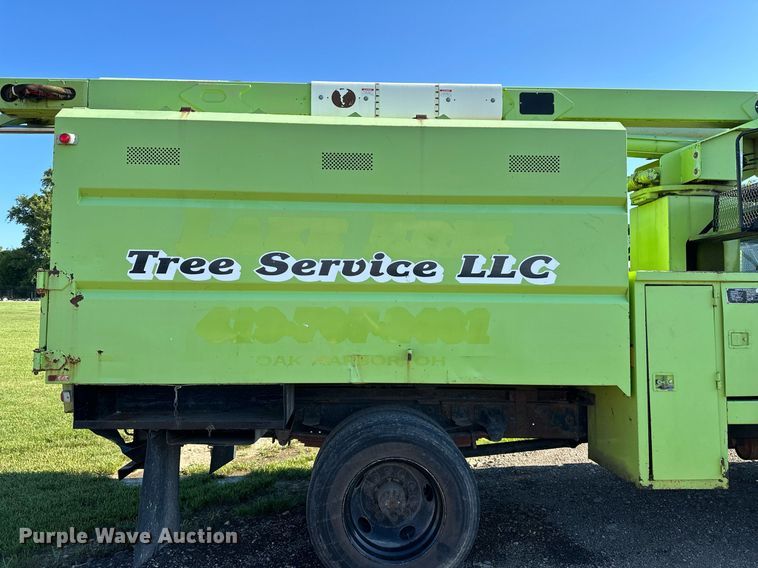 image for item EN3963 2000 GMC C7500 forestry bucket truck