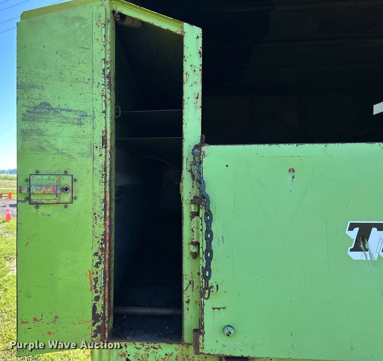 image for item EN3963 2000 GMC C7500 forestry bucket truck