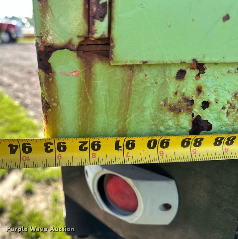 image for item EN3963 2000 GMC C7500 forestry bucket truck