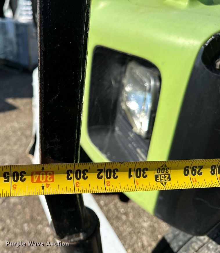 image for item EN3963 2000 GMC C7500 forestry bucket truck