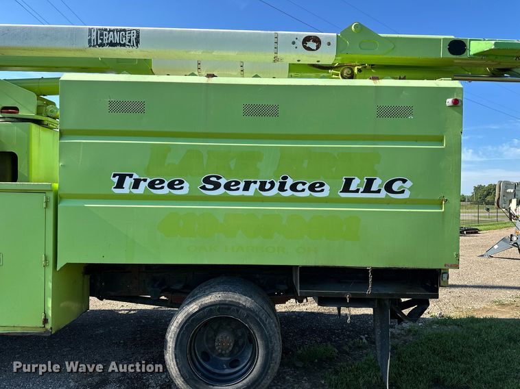 image for item EN3963 2000 GMC C7500 forestry bucket truck