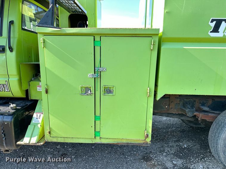 image for item EN3963 2000 GMC C7500 forestry bucket truck