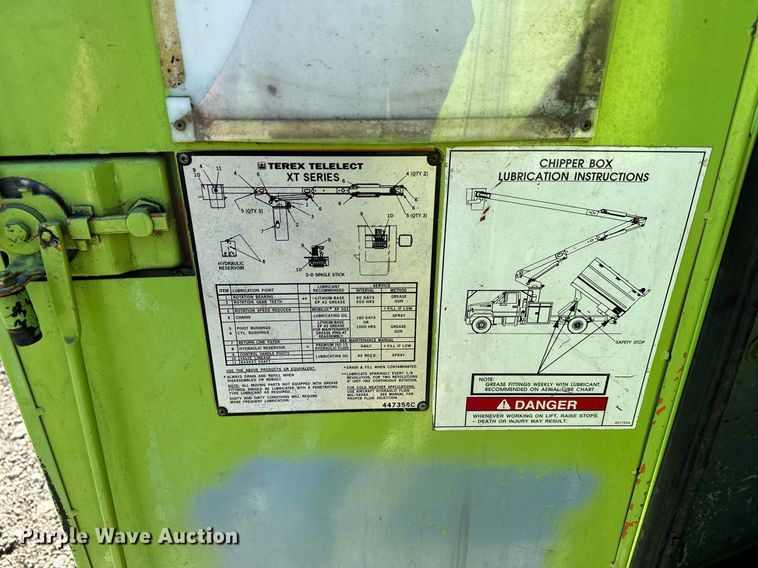 image for item EN3963 2000 GMC C7500 forestry bucket truck