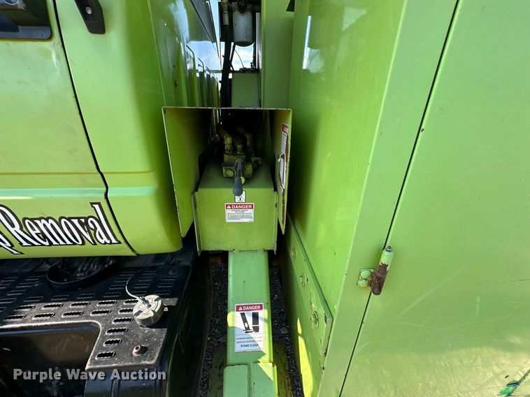 image for item EN3963 2000 GMC C7500 forestry bucket truck