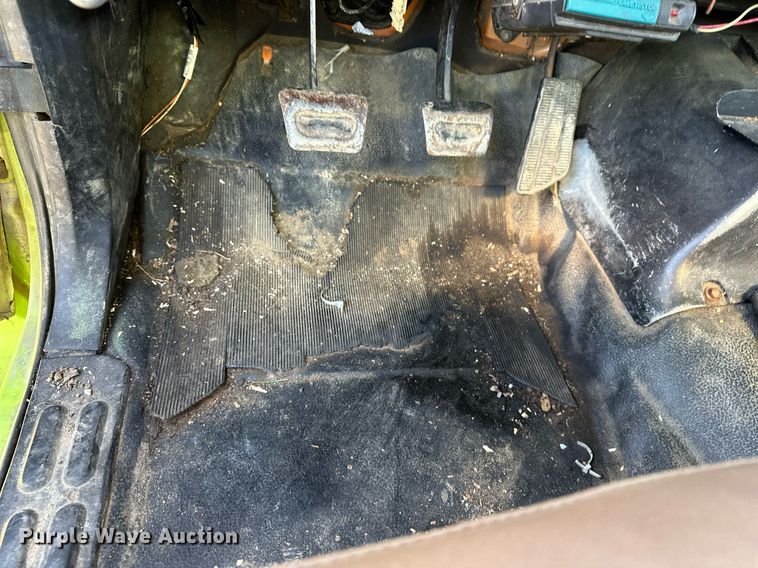 image for item EN3963 2000 GMC C7500 forestry bucket truck