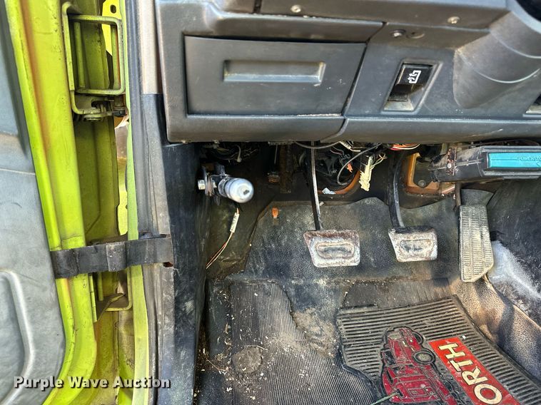 image for item EN3963 2000 GMC C7500 forestry bucket truck