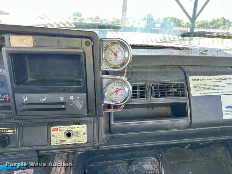 image for item EN3963 2000 GMC C7500 forestry bucket truck