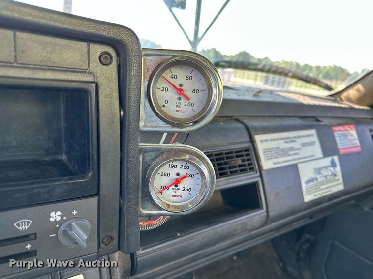 image for item EN3963 2000 GMC C7500 forestry bucket truck