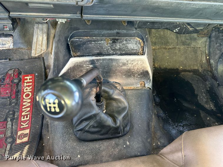 image for item EN3963 2000 GMC C7500 forestry bucket truck