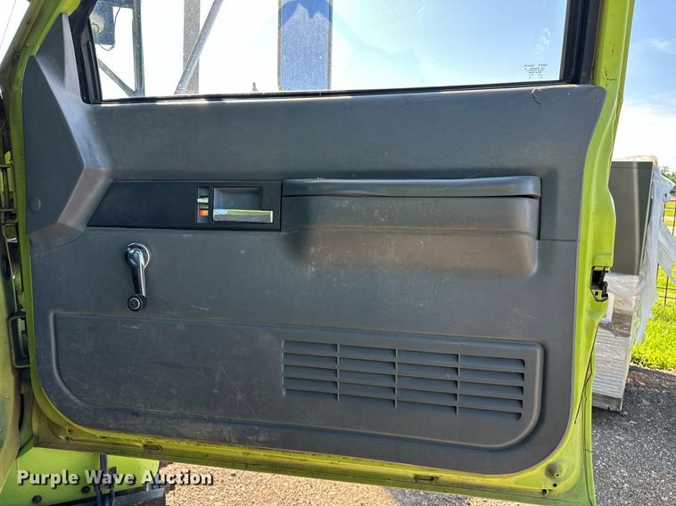 image for item EN3963 2000 GMC C7500 forestry bucket truck