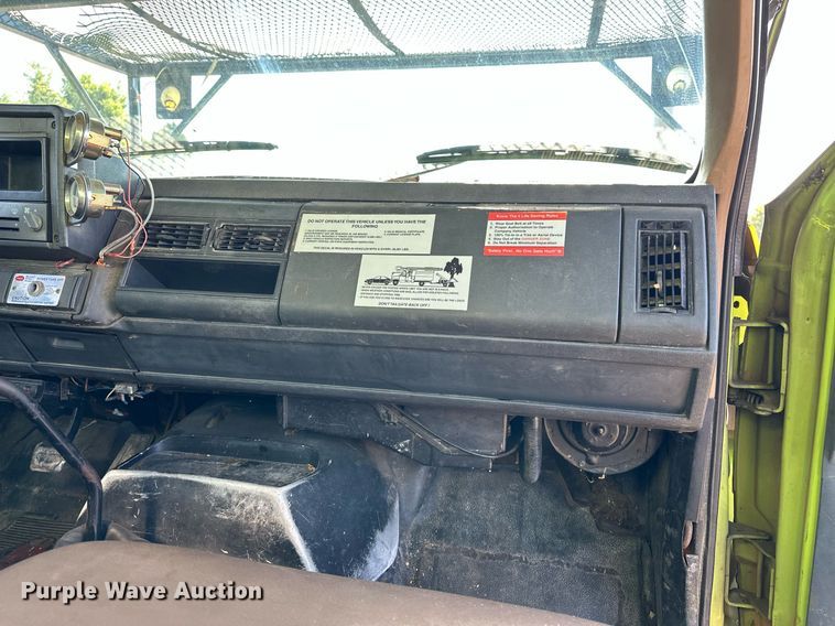 image for item EN3963 2000 GMC C7500 forestry bucket truck