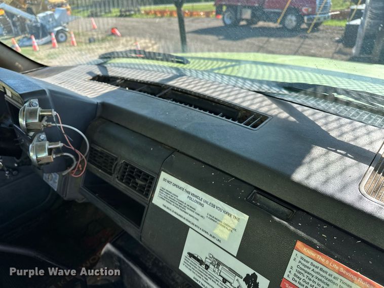 image for item EN3963 2000 GMC C7500 forestry bucket truck