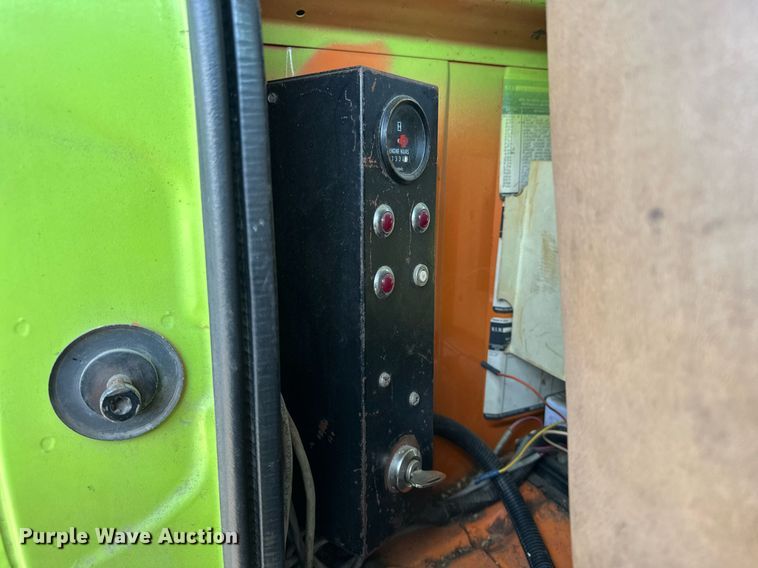 image for item EN3963 2000 GMC C7500 forestry bucket truck