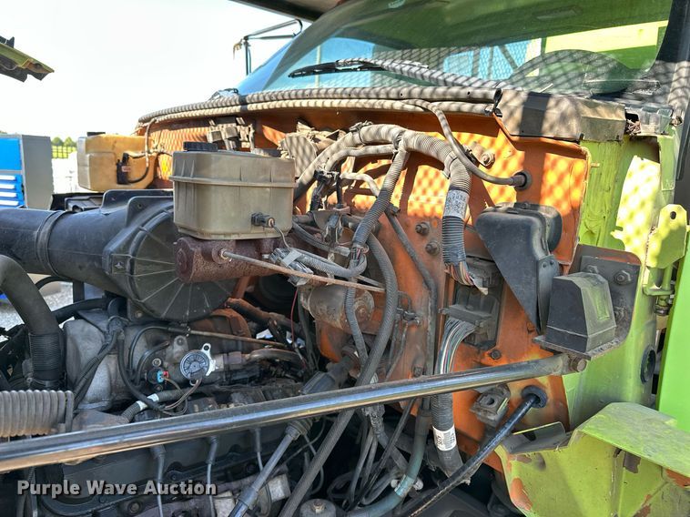 image for item EN3963 2000 GMC C7500 forestry bucket truck