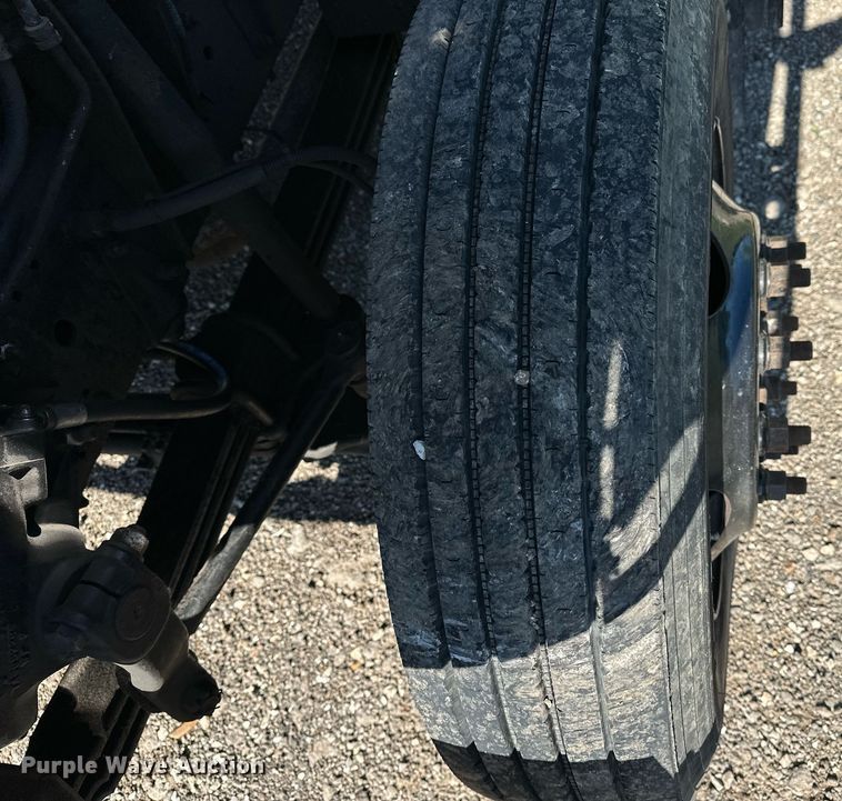 image for item EN3963 2000 GMC C7500 forestry bucket truck