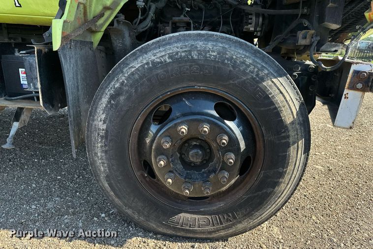 image for item EN3963 2000 GMC C7500 forestry bucket truck