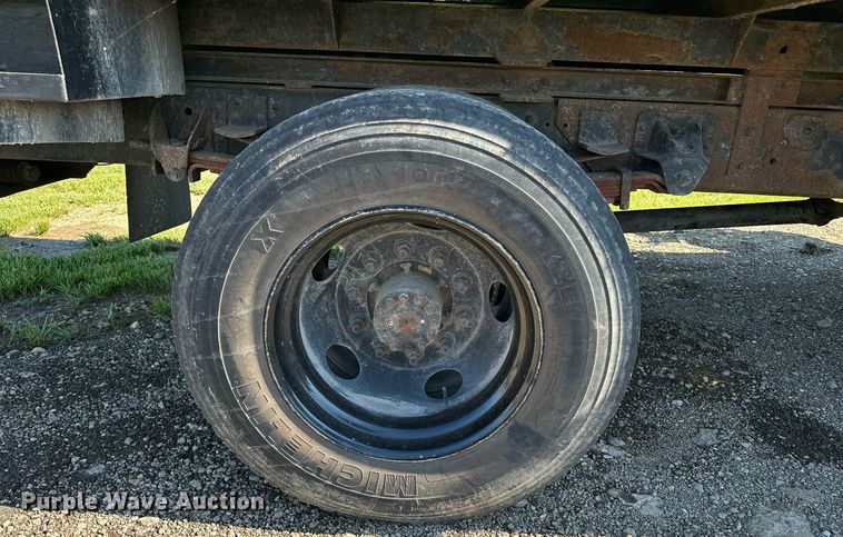 image for item EN3963 2000 GMC C7500 forestry bucket truck