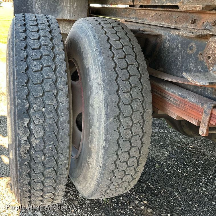 image for item EN3963 2000 GMC C7500 forestry bucket truck