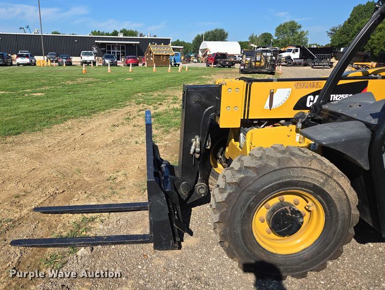 image for item EN3964 2017 Caterpillar TH255C telehandler