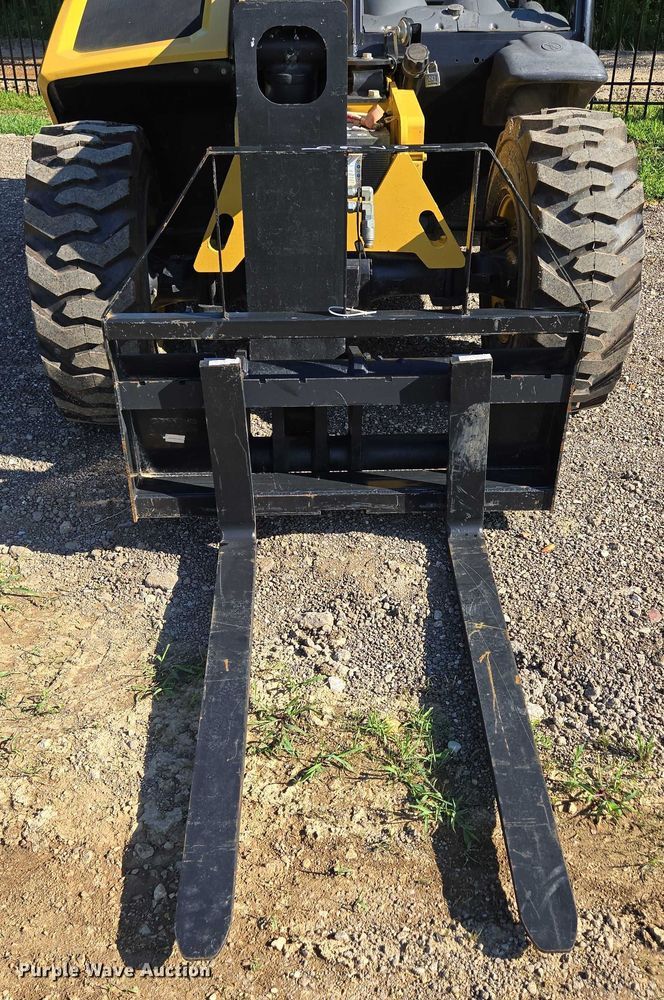 image for item EN3964 2017 Caterpillar TH255C telehandler