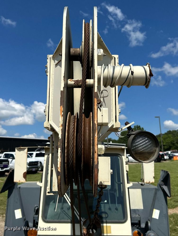 image for item EN3965 Lorain LRT-110 crane