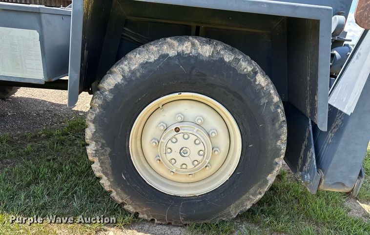 image for item EN3965 Lorain LRT-110 crane