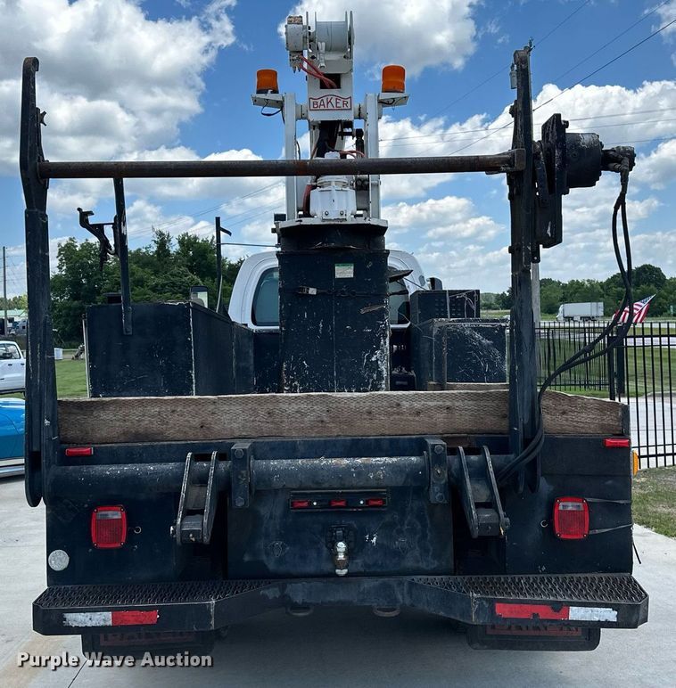 image for item EN3967 2005 GMC C7500 bucket truck