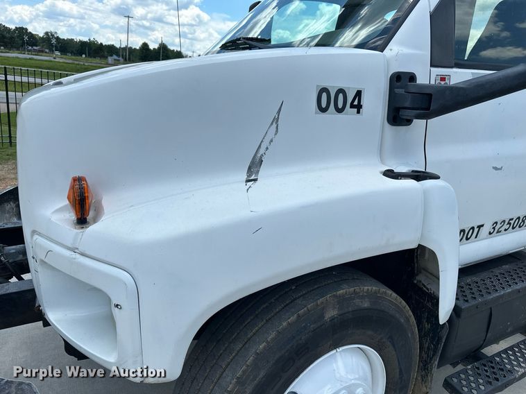 image for item EN3967 2005 GMC C7500 bucket truck