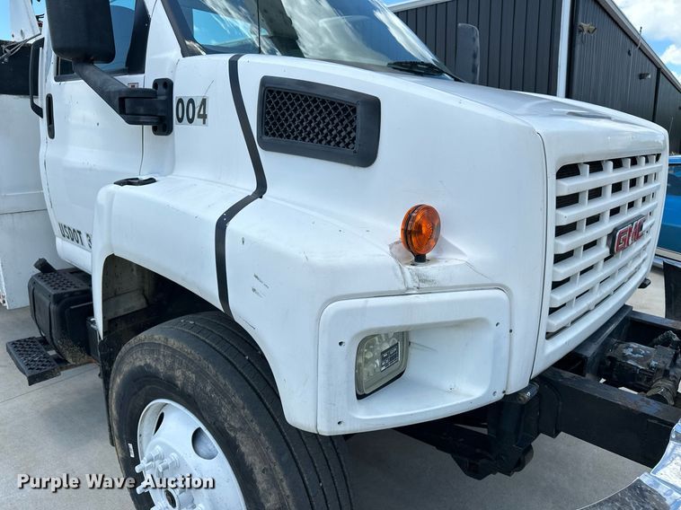 image for item EN3967 2005 GMC C7500 bucket truck