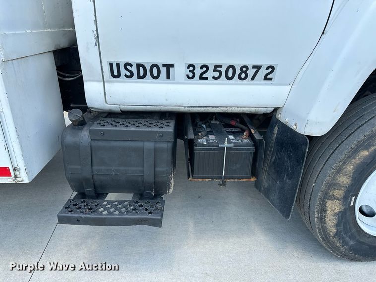 image for item EN3967 2005 GMC C7500 bucket truck