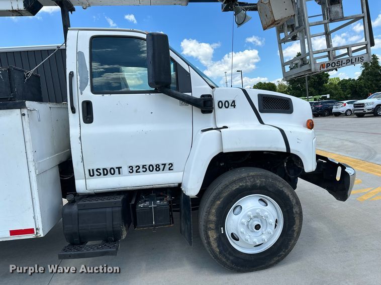 image for item EN3967 2005 GMC C7500 bucket truck