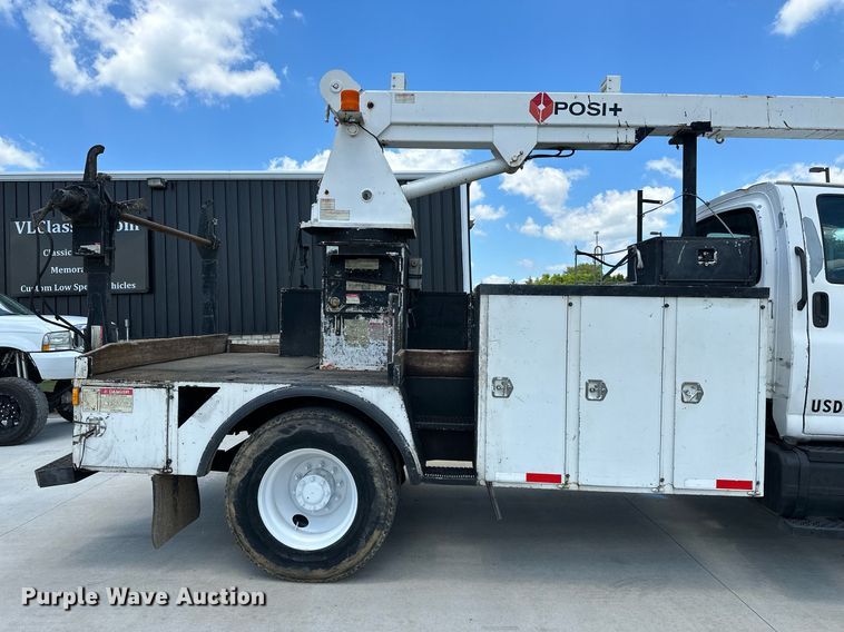 image for item EN3967 2005 GMC C7500 bucket truck