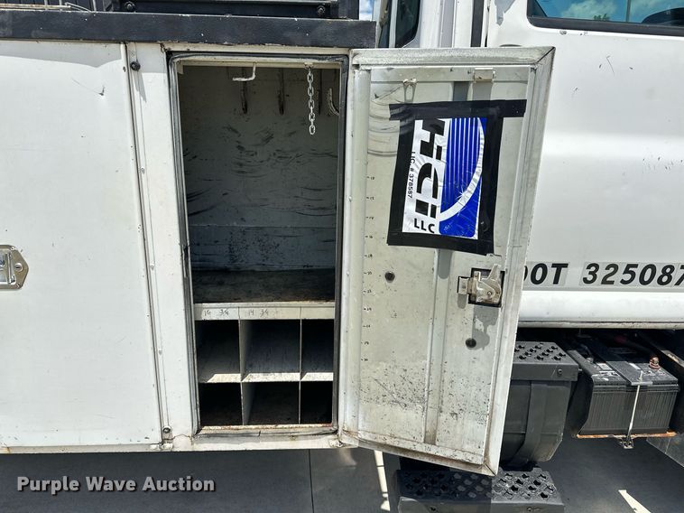 image for item EN3967 2005 GMC C7500 bucket truck