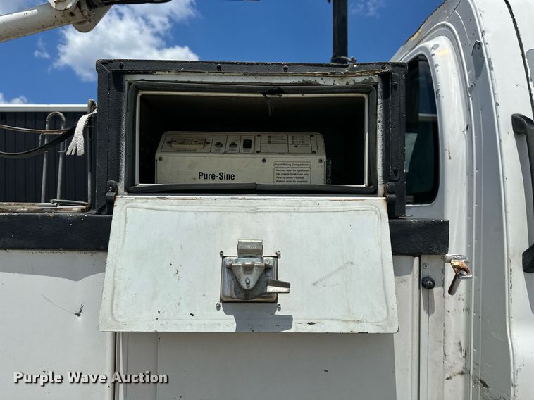 image for item EN3967 2005 GMC C7500 bucket truck