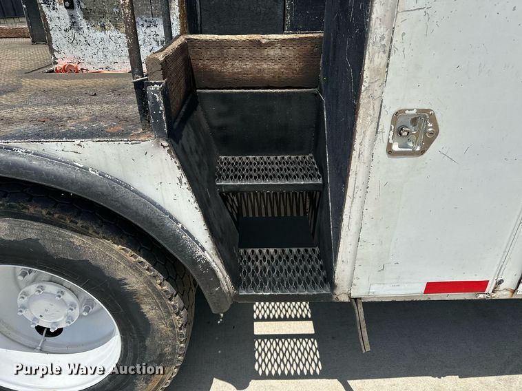 image for item EN3967 2005 GMC C7500 bucket truck