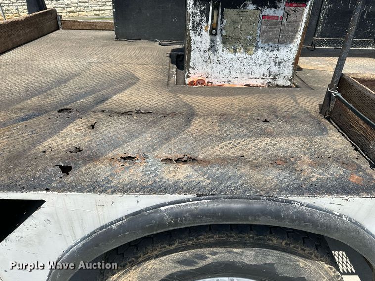 image for item EN3967 2005 GMC C7500 bucket truck