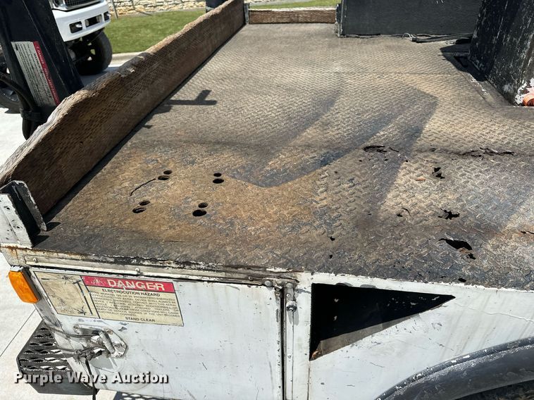 image for item EN3967 2005 GMC C7500 bucket truck