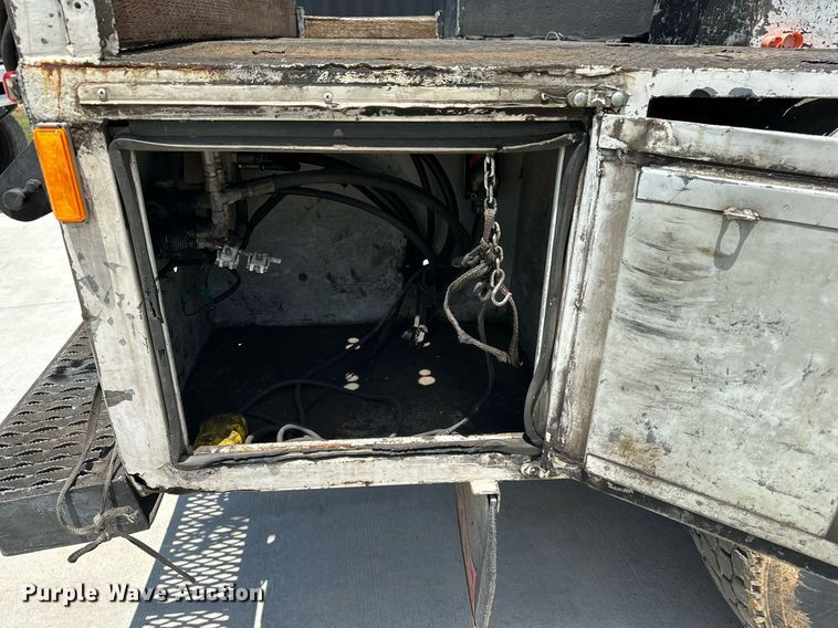 image for item EN3967 2005 GMC C7500 bucket truck