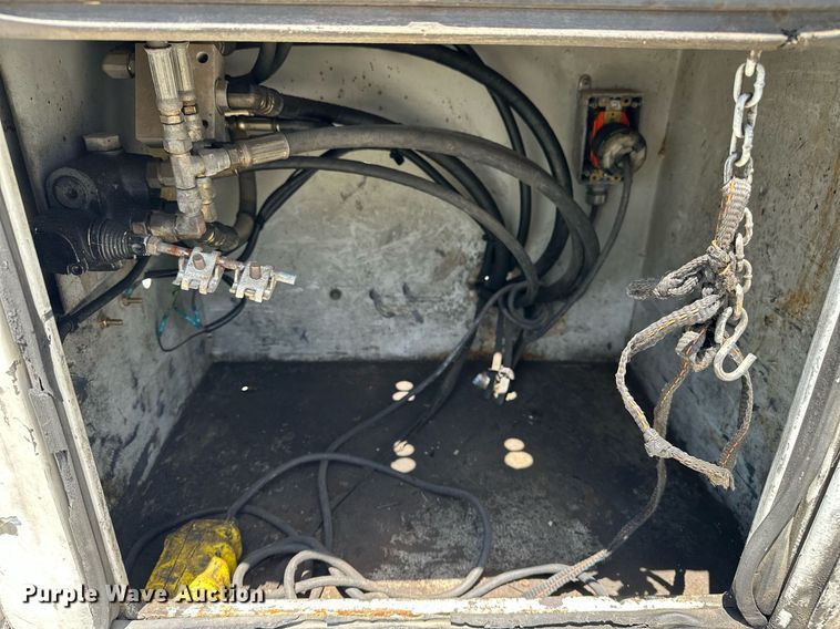 image for item EN3967 2005 GMC C7500 bucket truck