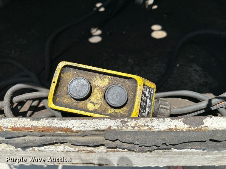 image for item EN3967 2005 GMC C7500 bucket truck