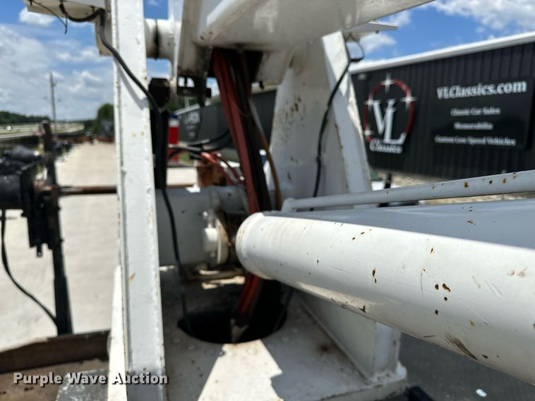 image for item EN3967 2005 GMC C7500 bucket truck