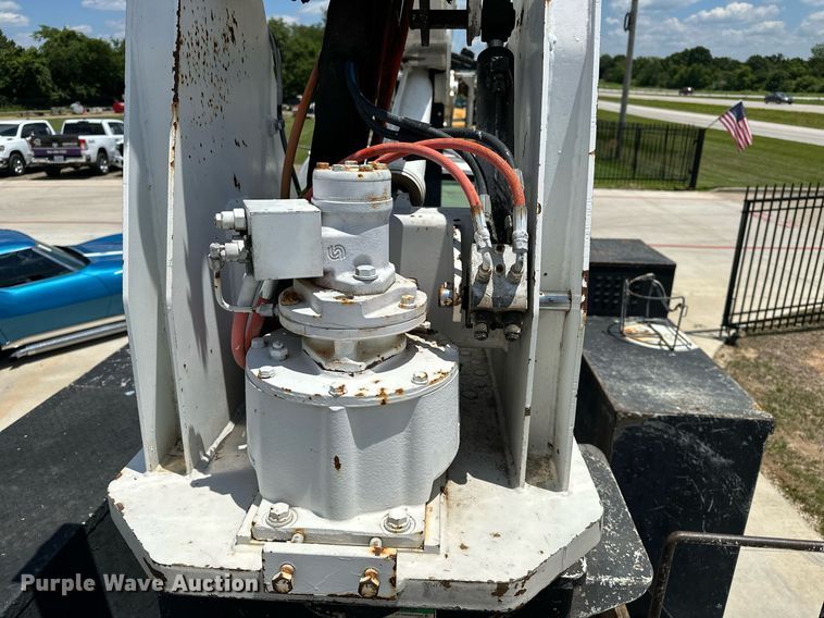 image for item EN3967 2005 GMC C7500 bucket truck