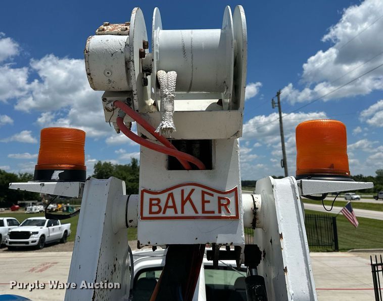 image for item EN3967 2005 GMC C7500 bucket truck