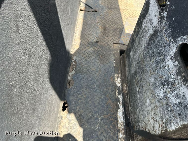 image for item EN3967 2005 GMC C7500 bucket truck