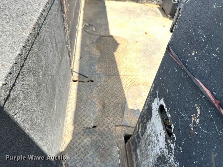 image for item EN3967 2005 GMC C7500 bucket truck