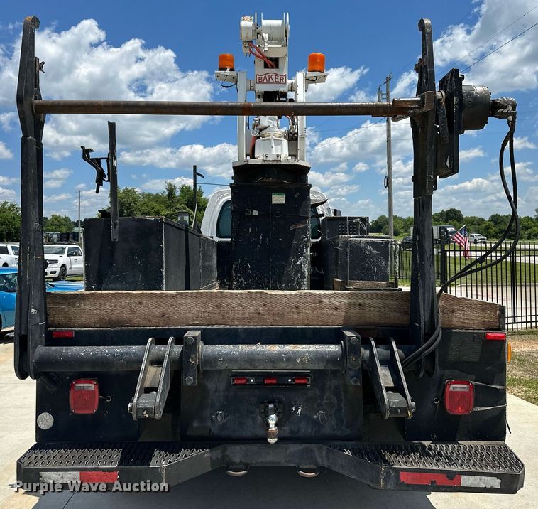 image for item EN3967 2005 GMC C7500 bucket truck